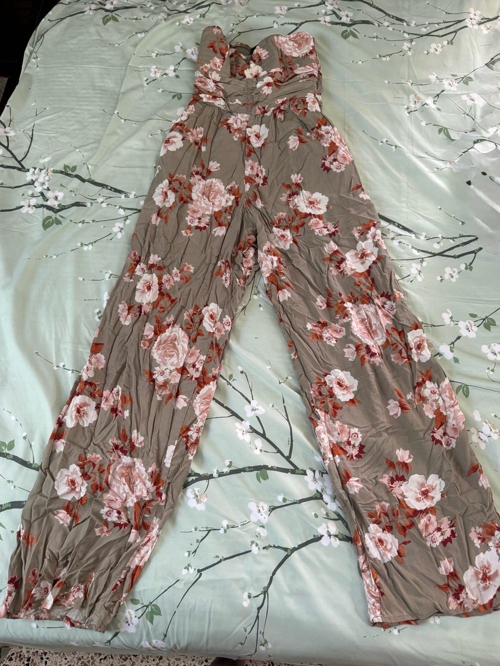 Beautiful cream floral jumpsuit, 100% polyester, with elastic at the back. 🌸